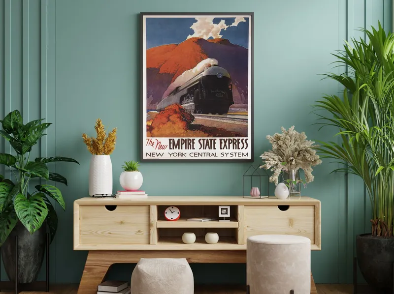 Постер «Поезда - Экспресс The new empire state express» над диваном в гостиной