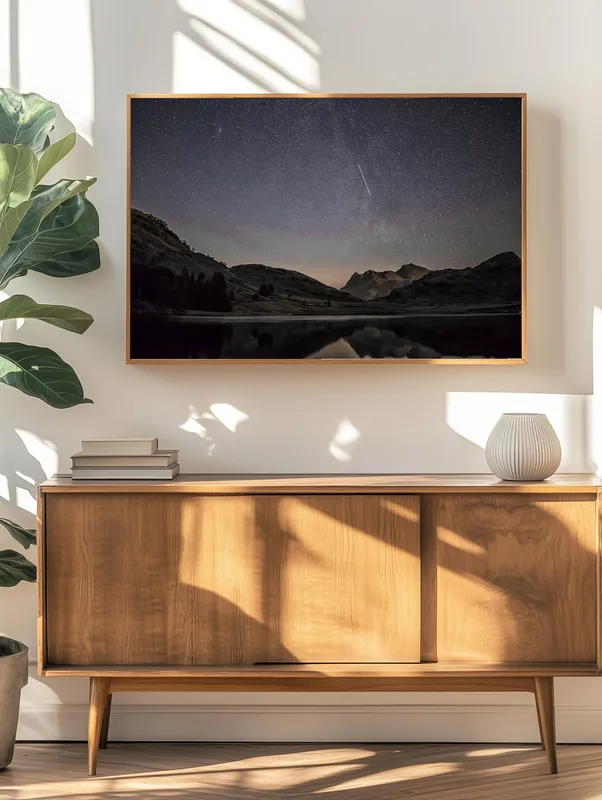 Постер «Ночь в горах» над диваном в гостиной