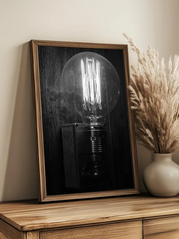 Постер «Лампа Накаливания» на стене в офисе