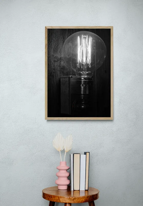 Постер «Лампа Накаливания» над диваном в гостиной