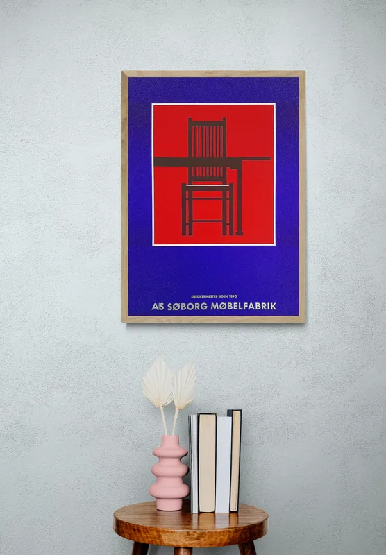 Постер «Мебельная фабрика» над диваном в гостиной