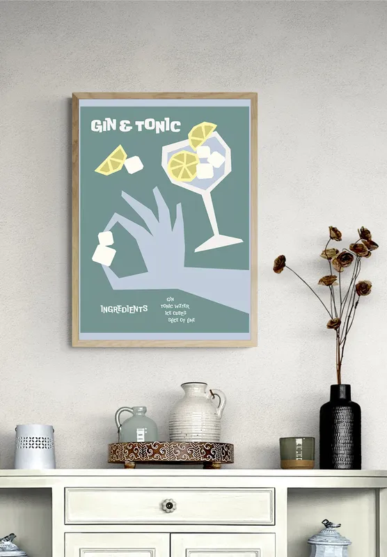Постер «Коктейль джин тоник со льдом» над диваном в гостиной