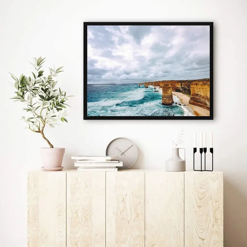 Постер «Берег моря - Австралия» над диваном в гостиной