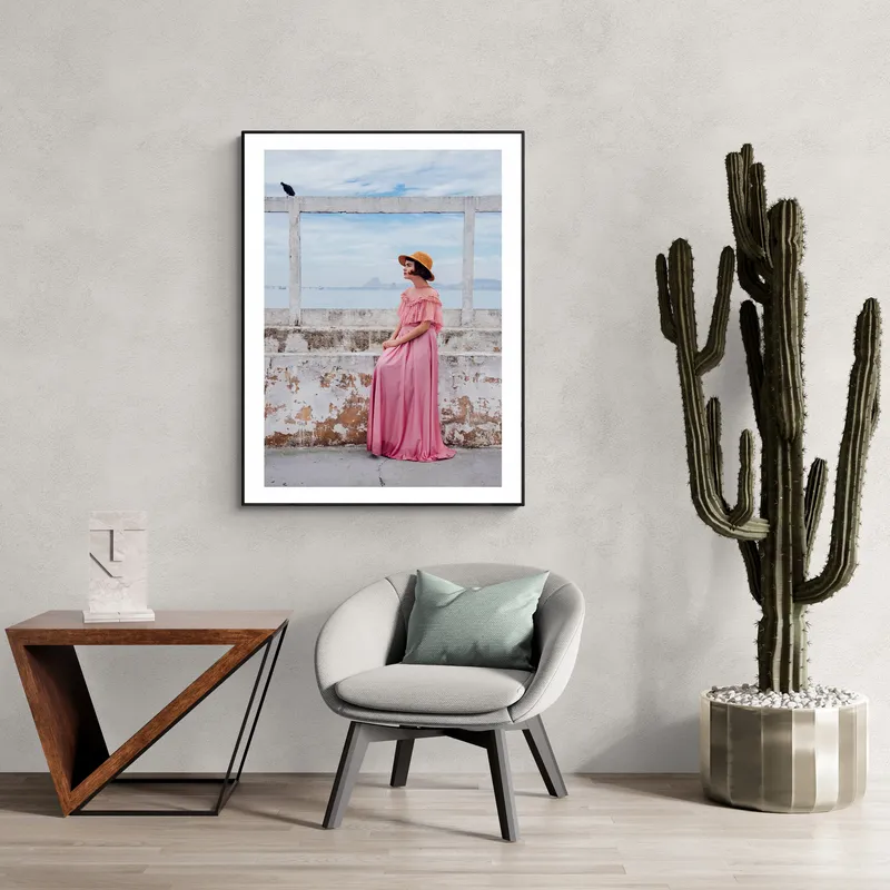 Постер «Постер Девушка в шляпе» на стене в офисе