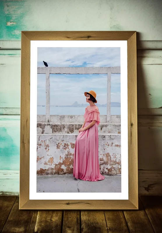 Постер «Постер Девушка в шляпе» над диваном в гостиной