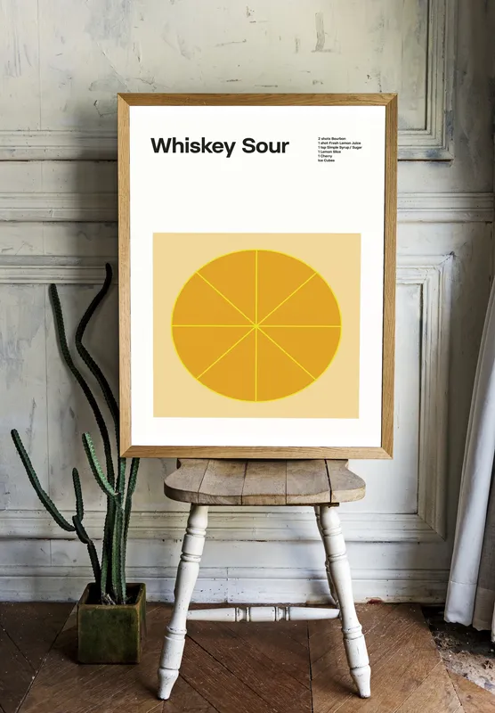 Постер «Коктейли - Виски Сауэр» над диваном в гостиной