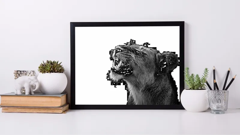 Постер «Оскал львицы» над диваном в гостиной