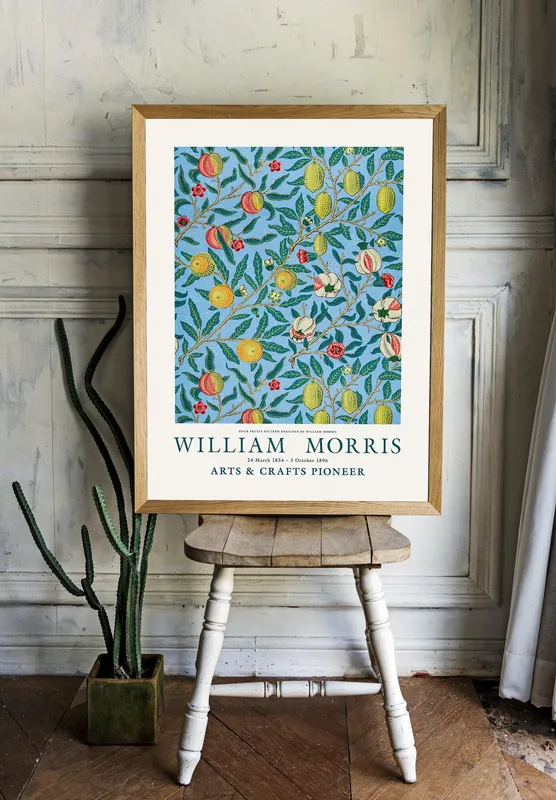 Постер «Уильям Моррис - Четыре фрукта» над диваном в гостиной