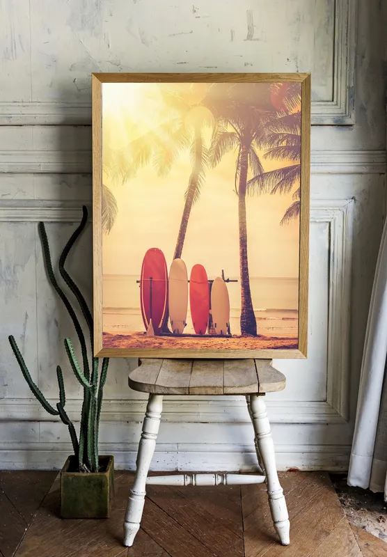 Постер «Серфборд» на стене в офисе