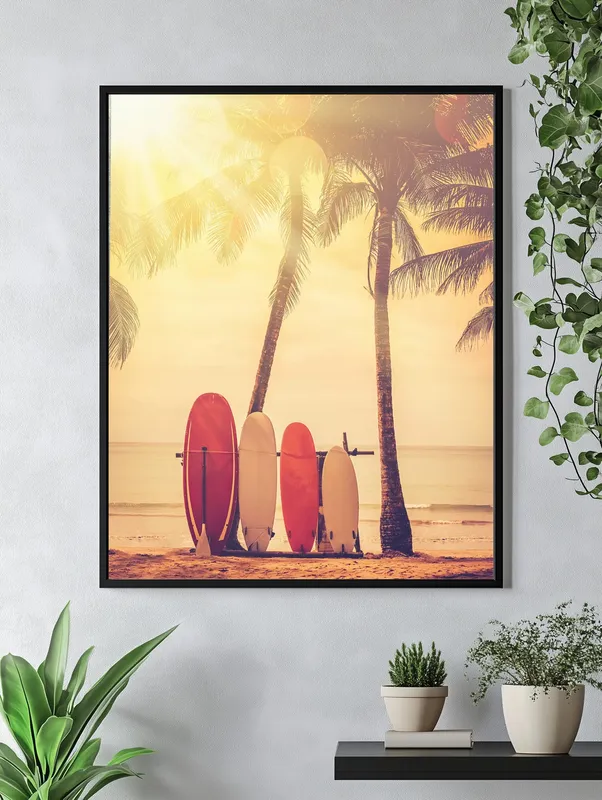 Постер «Серфборд» над диваном в гостиной