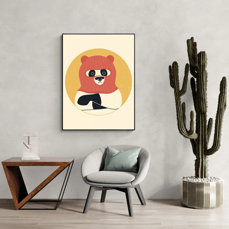 Постер «Забавная панда» над диваном в гостиной