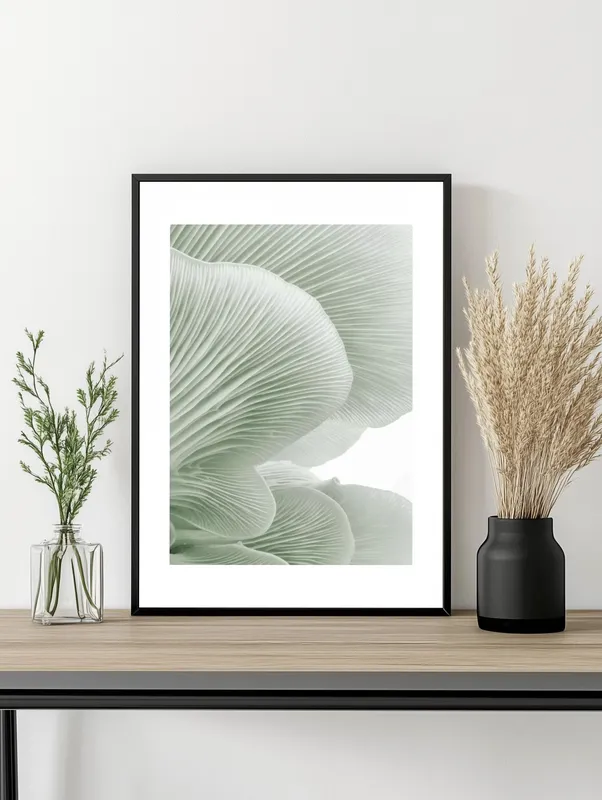 Постер «Крупный План - Зеленая Устрица» на стене в офисе