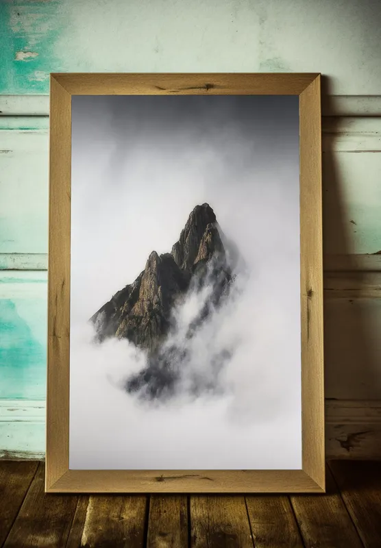 Постер «Туманные горы» на стене в офисе