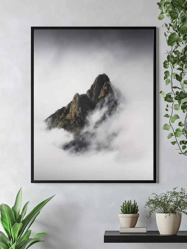 Постер «Туманные горы» над диваном в гостиной