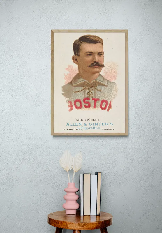 Постер «Майк Келли» над диваном в гостиной