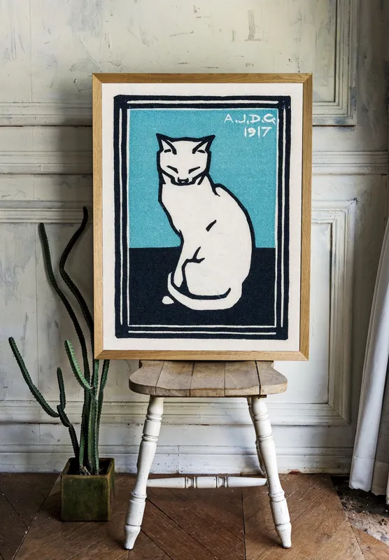 Постер «Жюли де Грааг - Сидящая кошка» на стене в офисе