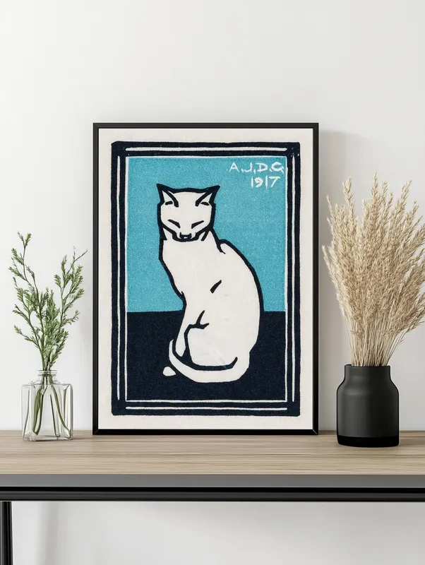 Постер «Жюли де Грааг - Сидящая кошка» над диваном в гостиной