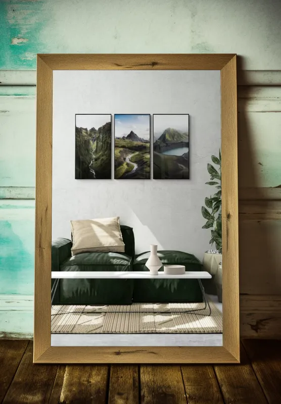 Постер «Набор из трех постеров Живописные горы Исландии» над диваном в гостиной