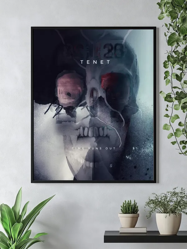 Постер «Довод» над диваном в гостиной