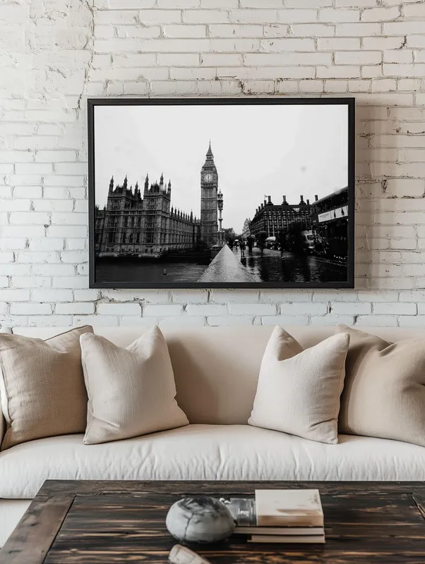 Постер «Биг-Бен в Лондоне» над диваном в гостиной