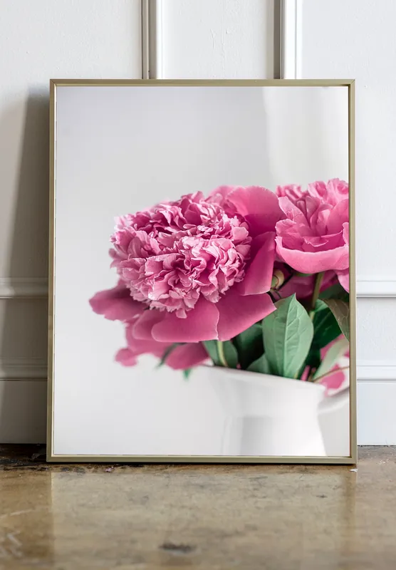 Постер «Ярко розовые пионы» на стене в офисе