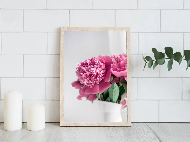 Постер «Ярко розовые пионы» над диваном в гостиной