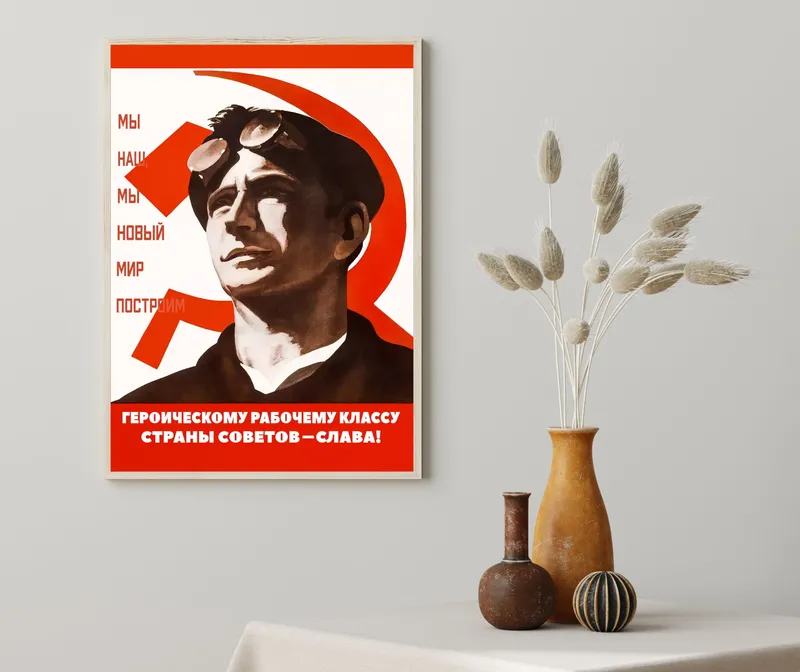 Постер «Советские постеры - Герои рабочего класса» над диваном в гостиной