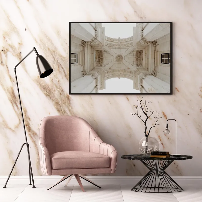 Постер «Триумфальная Арка на руа Аугушта» над диваном в гостиной