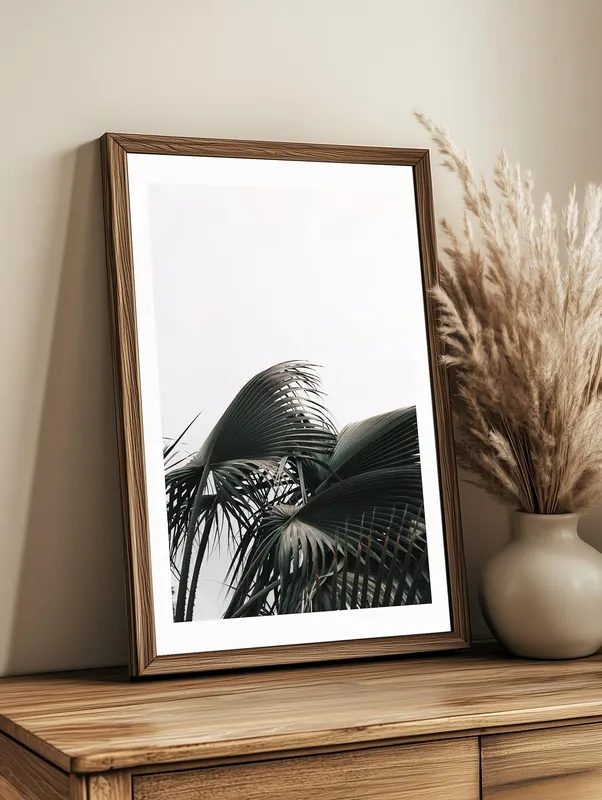 Постер «Ветвь пальмы» над диваном в гостиной