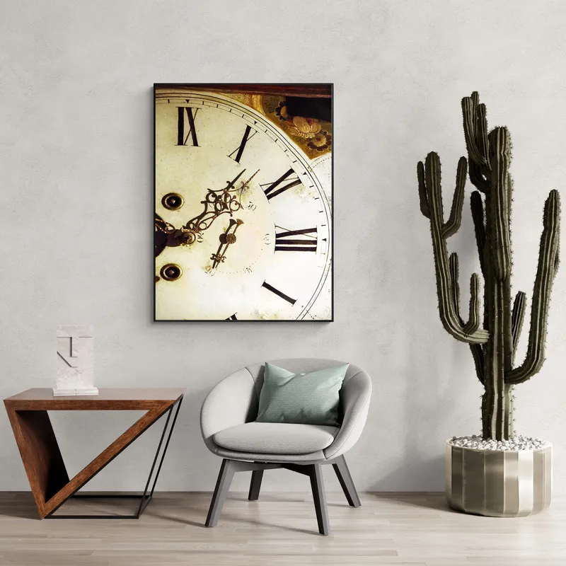 Постер «Римский циферблат» над диваном в гостиной