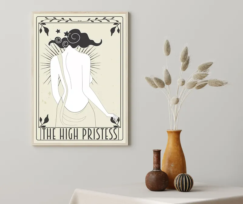Постер «Карты Таро - Верховная Жрица» на стене в офисе