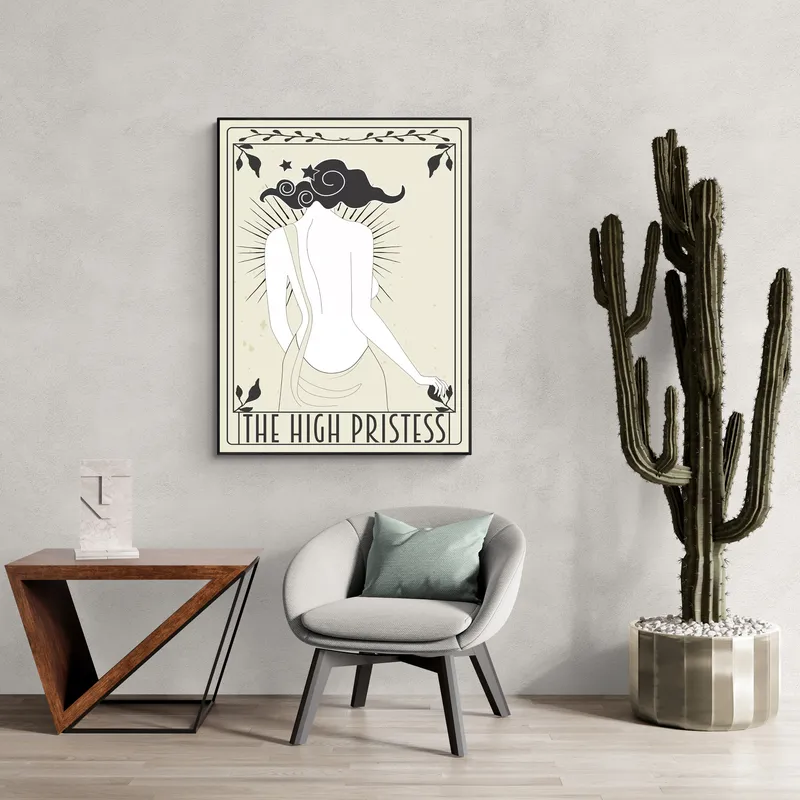 Постер «Карты Таро - Верховная Жрица» над диваном в гостиной