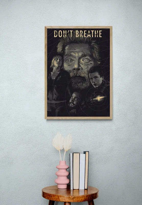 Постер «Не дыши» над диваном в гостиной