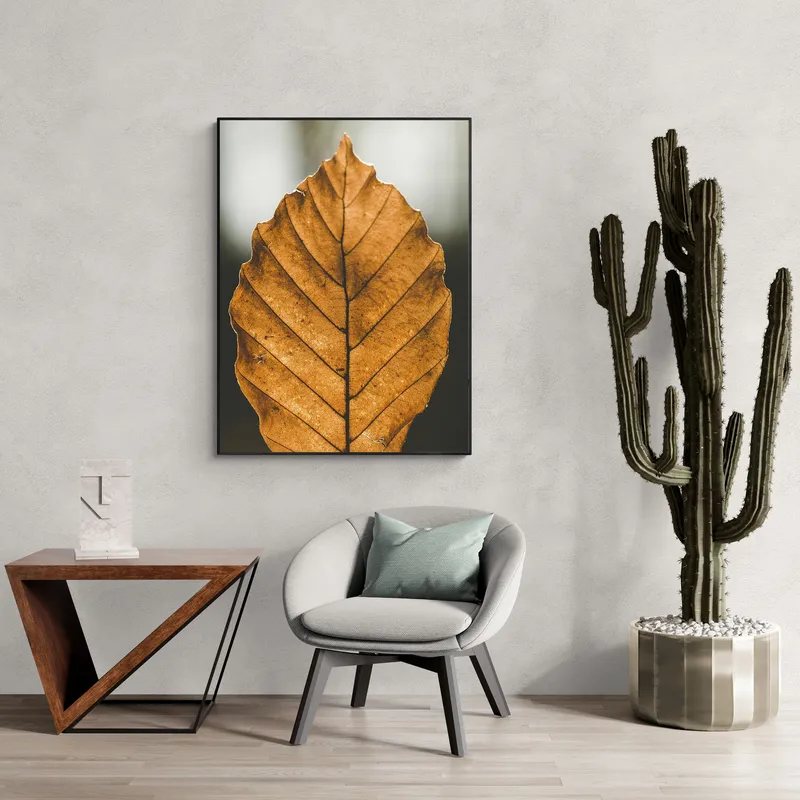 Постер «Желтый лист» на стене в офисе