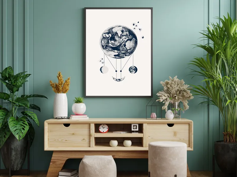 Постер «Четыре Фазы Луны» над диваном в гостиной