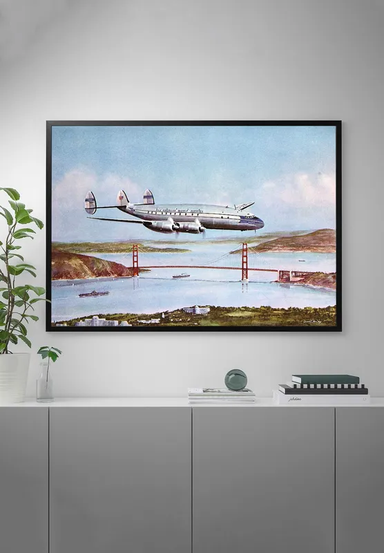 Постер «Пассажирский ретро самолет» над диваном в гостиной