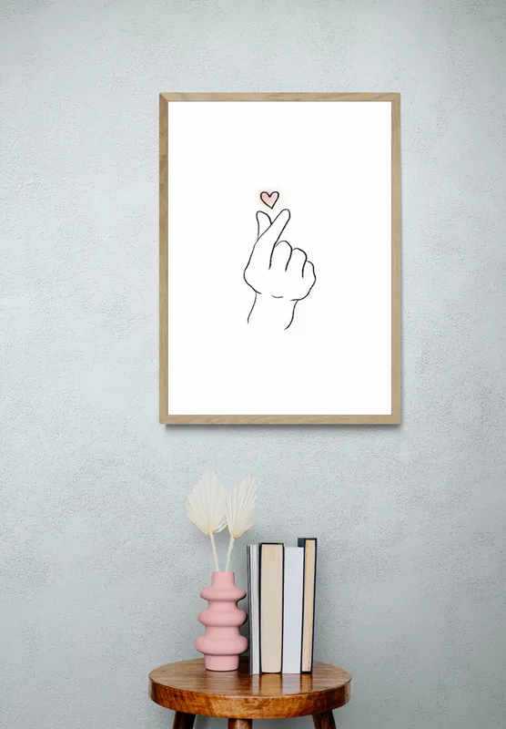 Постер «Розовое сердце» на стене в офисе