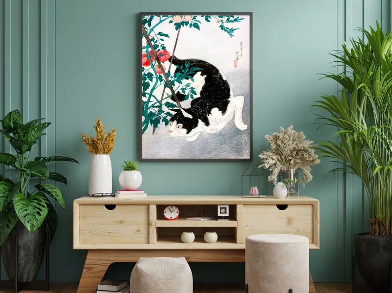 Постер «Кошка с томатами» над диваном в гостиной