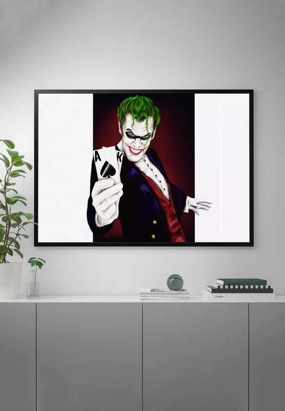 Постер «Comic Book Joker» над диваном в гостиной