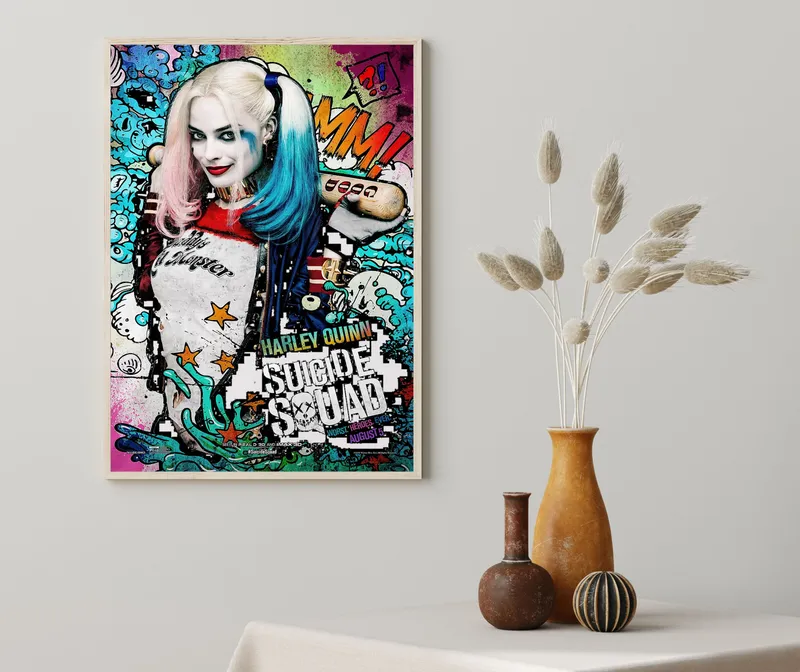 Постер «Отряд самоубийц - Харли Квин» на стене в офисе