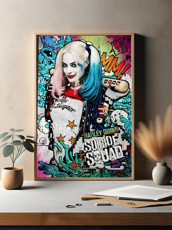 Постер «Отряд самоубийц - Харли Квин» над диваном в гостиной