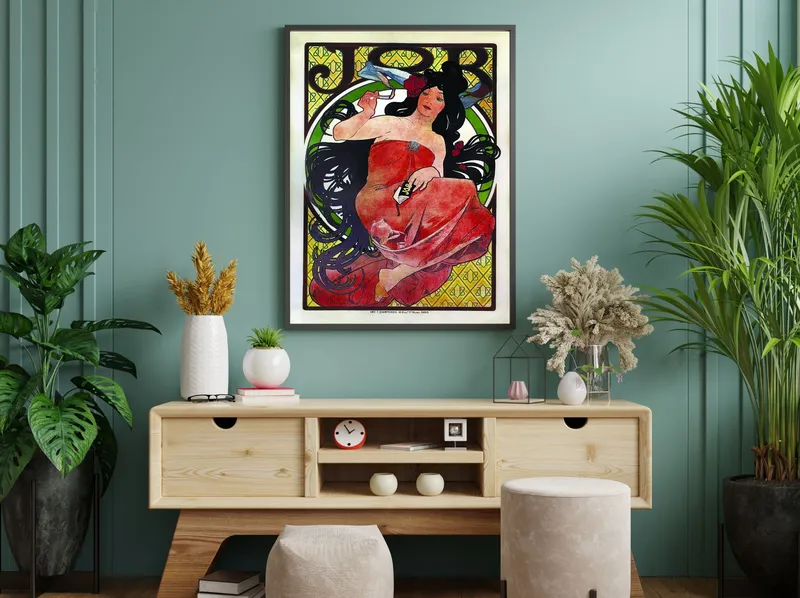 Постер «Девушка в красном» над диваном в гостиной