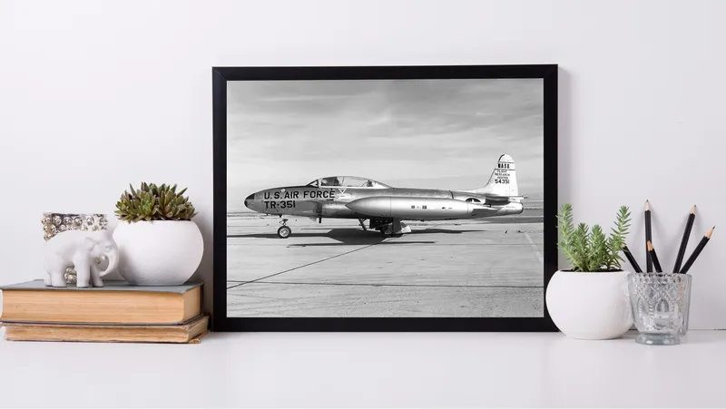 Постер «Самолет T-33A» над диваном в гостиной