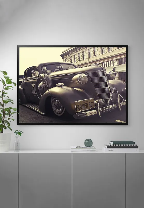 Постер «Старинный Chevrolet» над диваном в гостиной