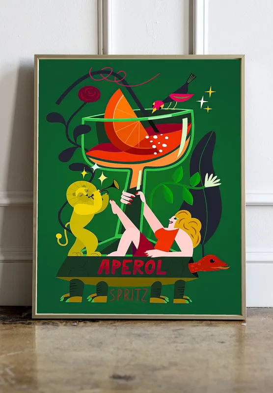 Постер «Апероль Шприц» над диваном в гостиной