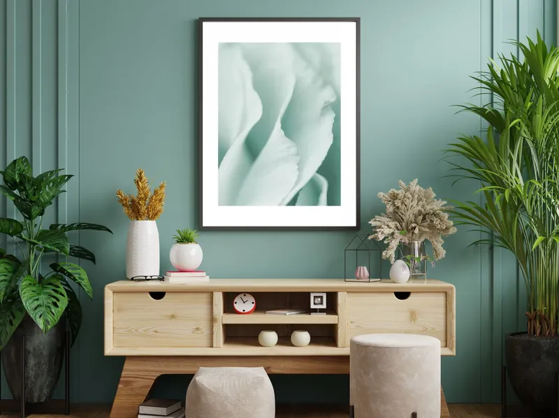 Постер «Крупный План - Зеленые Лепестки» на стене в офисе