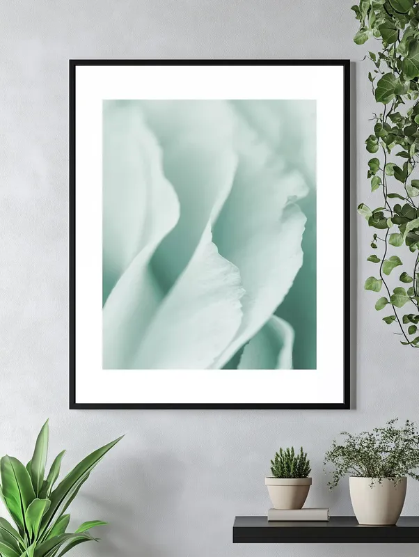 Постер «Крупный План - Зеленые Лепестки» над диваном в гостиной