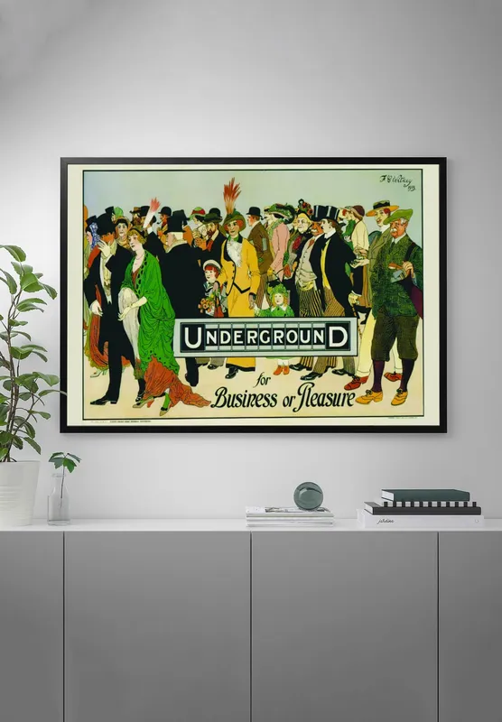 Постер «Лондонское метро» на стене в офисе