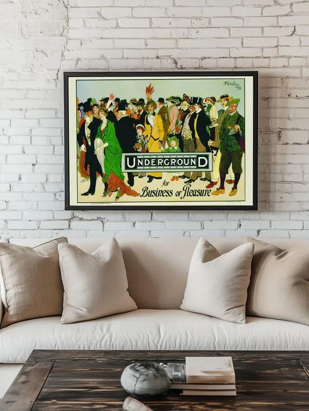 Постер «Лондонское метро» над диваном в гостиной