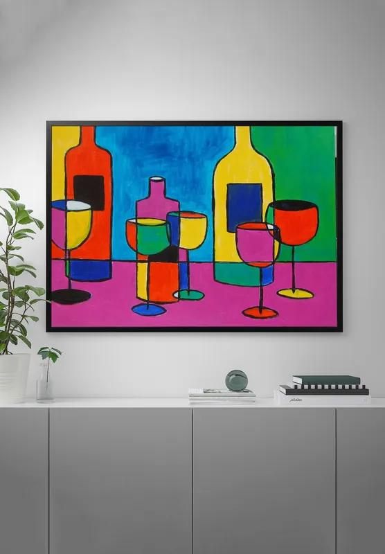 Постер «Винный натюрморт» над диваном в гостиной